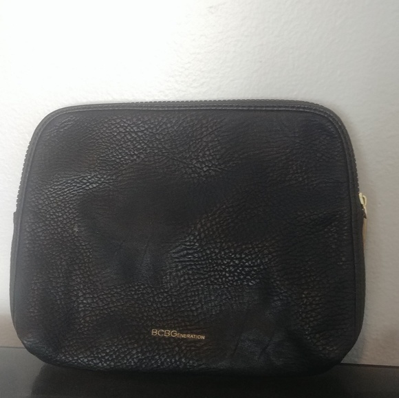 ⚠️ BCBGeneration Zip Clutch - Black/Gold Geometric - Picture 4 of 4